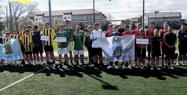 У Перегінському ліцеї Nº1 за ініціативи Громадської організації “Єдина родина Прикарпаття”, відділення Національного олімпійського комітету України Івано-Франківській області, відокремленого підрозділу громадської спілки «Спортивний комітет України» в Івано-Франківській області та дирекції Перегінського ліцею Nº1 з метою вшанування світлої памʼяті, громадянської відваги і самовідданості, сили духу, стійкості та героїчного подвигу воїнів, полеглих під час виконання бойових завдань із захисту державного суверенітету та територіальної цілісності України відбувся турнір з міні-футболу памʼяті полеглих захисників Перегінської ОТГ.<br>У хвилині мовчання усі присутні схилили голови перед світлою памʼяттю полеглих воїнів, вшанувавши памʼять усіх загиблих Героїв, зокрема воїнів з Перегінської громади, які загинули у російсько-українській війні.<br>Голова ГО “Єдина родина Прикарпаття”, радник міського голови Івано-Франківська з питань полеглих захисників та захисниць України Степан Чомко та депутати Івано-Франківської обласної ради Назарій Іванів, Іван Депутович вручили памʼятні нагороди родичам загиблих, усі разом віддали їм шану поваги.<br>у футбольному турнірі взяли участь 6 команд закладів загальної середньої освіти:
