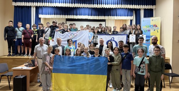 1 травня в ліцеї №16 м. Івано-Франківської міської ради відбувся Олімпійський урок, який реалізується за ініціативи відділення НОК України в Івано-Франківській області спільно з Івано-Франківською обласною організацією ФСТ «Динамо» України. Захід проходив у форматі панельної дискусії в межах проєкту #OlympicLab (модуль «Чат з чемпіонами та навички лідерства») та ініціативи «Динамо – дітям України».