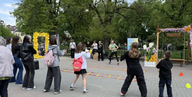 1 травня в на площі Міцкевича у Івано-Франківську відбувся спортивно-сімейний захід від Національного олімпійського комітету в Івано-Франківській області спільно з будівельною компанією БЛАГО в межах проєкту #OLYMPICLAB.<br>Подія об’єднала активних і усміхнених людей усіх поколінь! Веселі естафети, командні змагання, рухливі ігри — тут кожен зміг проявити себе, незалежно від віку чи рівня фізичної підготовки.