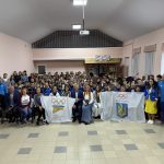 24 вересня в народному домі села Угорники та Підлісся в межах проведення Олімпійського уроку відбувся Міжнародний спортивно-пізнавальний проєкт «Олімпійці надихають – діти визначають своє майбутнє», організований Асоціацією олімпійців України, Національним олімпійським комітетом України, Олімпійською академією України, комісією НОК України «Закордонне українство» за підтримки Івано-Франківського обласного відділення НОК України.<br>Участь у заході взяли учні шкіл з сіл Угорники, Микитинці, Підлужжя, Підпечари, Підлісся, Загвіздя, Крихівці, Старий Лисець та учні Школи олімпійської освіти Попаснянського ліцею №21 Луганської області які підключились онлайн.<br>Перед початком заходів з вітальними словами до усіх присутніх звернувся президент НОК України, олімпійський чемпіон Вадим Гутцайт, який поспілкувався з дітьми та відповів на їхні запитання.<br>Також з вітальними словами звернулись: