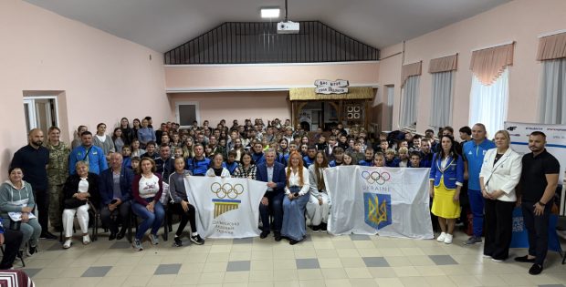 24 вересня в народному домі села Угорники та Підлісся в межах проведення Олімпійського уроку відбувся Міжнародний спортивно-пізнавальний проєкт «Олімпійці надихають – діти визначають своє майбутнє», організований Асоціацією олімпійців України, Національним олімпійським комітетом України, Олімпійською академією України, комісією НОК України «Закордонне українство» за підтримки Івано-Франківського обласного відділення НОК України.<br>Участь у заході взяли учні шкіл з сіл Угорники, Микитинці, Підлужжя, Підпечари, Підлісся, Загвіздя, Крихівці, Старий Лисець та учні Школи олімпійської освіти Попаснянського ліцею №21 Луганської області які підключились онлайн.<br>Перед початком заходів з вітальними словами до усіх присутніх звернувся президент НОК України, олімпійський чемпіон Вадим Гутцайт, який поспілкувався з дітьми та відповів на їхні запитання.<br>Також з вітальними словами звернулись: